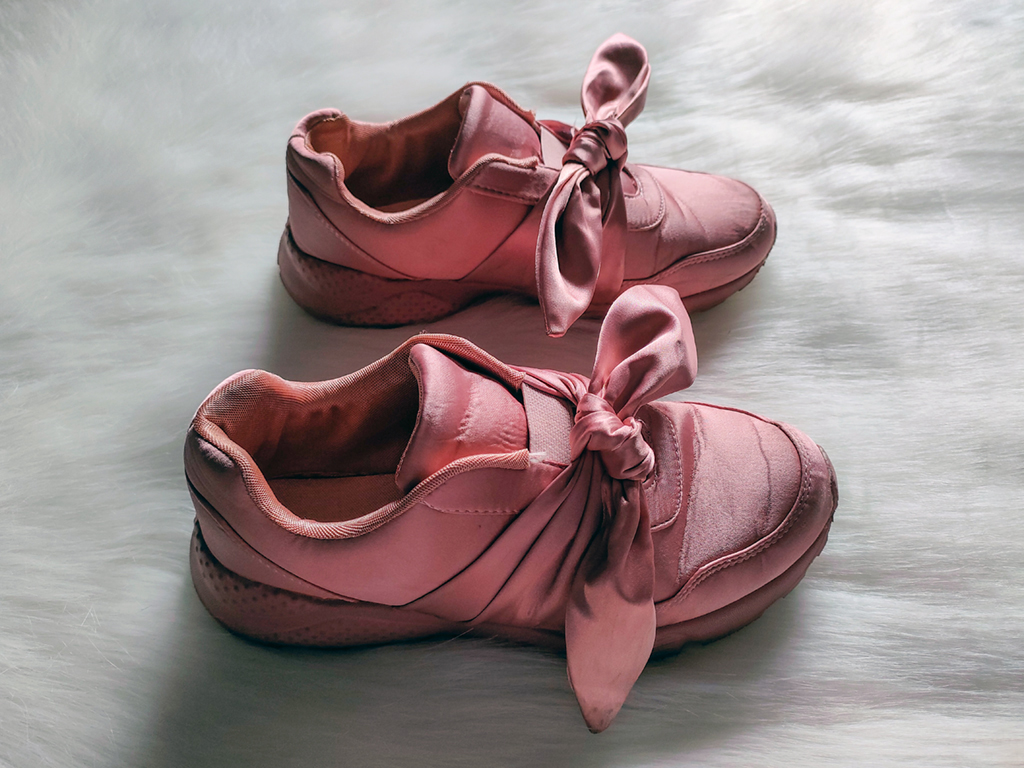 Aksamitne różowe buciki sportowe
